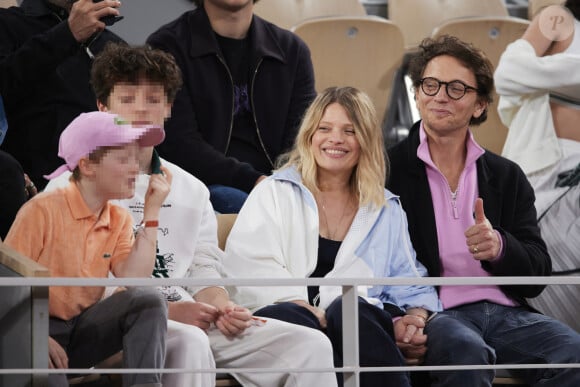 Le chanteur Raphaël, sa compagne Mélanie Thierry et leurs enfants Roman et Aliocha Haroche - Célébrités dans les tribunes des Internationaux de France de tennis de Roland Garros 2024 à Paris, le 29 mai 2024. © Moreau / Jacovides / Bestimage 