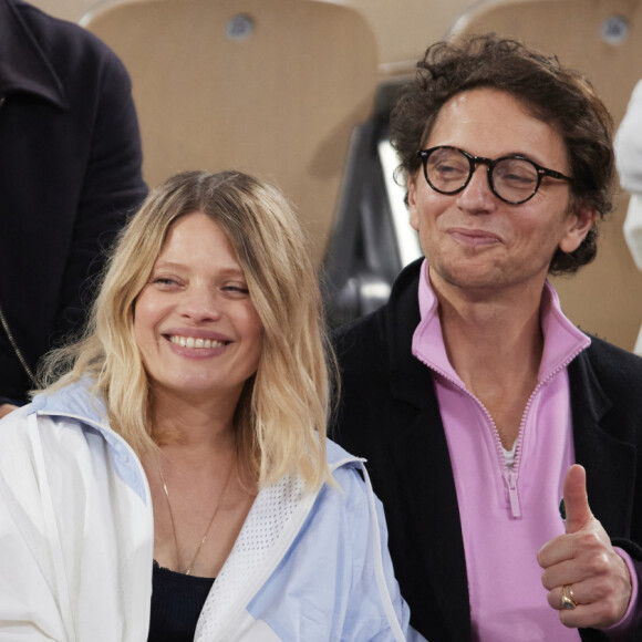 Le chanteur Raphaël, sa compagne Mélanie Thierry et leurs enfants Roman et Aliocha Haroche - Célébrités dans les tribunes des Internationaux de France de tennis de Roland Garros 2024 à Paris, le 29 mai 2024. © Moreau / Jacovides / Bestimage 