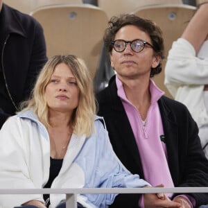 Le chanteur Raphaël, sa compagne Mélanie Thierry et leurs enfants Roman et Aliocha Haroche - Célébrités dans les tribunes des Internationaux de France de tennis de Roland Garros 2024 à Paris, le 29 mai 2024. © Moreau / Jacovides / Bestimage 