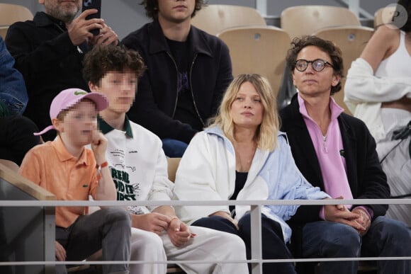 Le chanteur Raphaël, sa compagne Mélanie Thierry et leurs enfants Roman et Aliocha Haroche - Célébrités dans les tribunes des Internationaux de France de tennis de Roland Garros 2024 à Paris, le 29 mai 2024. © Moreau / Jacovides / Bestimage 