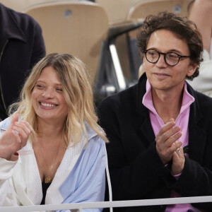 Le chanteur Raphaël, sa compagne Mélanie Thierry et leurs enfants Roman et Aliocha Haroche - Célébrités dans les tribunes des Internationaux de France de tennis de Roland Garros 2024 à Paris, le 29 mai 2024. © Moreau / Jacovides / Bestimage 