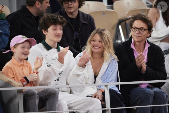 Le chanteur Raphaël, sa compagne Mélanie Thierry et leurs enfants Roman et Aliocha Haroche - Célébrités dans les tribunes des Internationaux de France de tennis de Roland Garros 2024 à Paris, le 29 mai 2024. © Moreau / Jacovides / Bestimage 