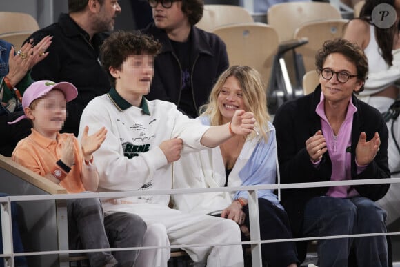 Le chanteur Raphaël, sa compagne Mélanie Thierry et leurs enfants Roman et Aliocha Haroche - Célébrités dans les tribunes des Internationaux de France de tennis de Roland Garros 2024 à Paris, le 29 mai 2024. © Moreau / Jacovides / Bestimage 