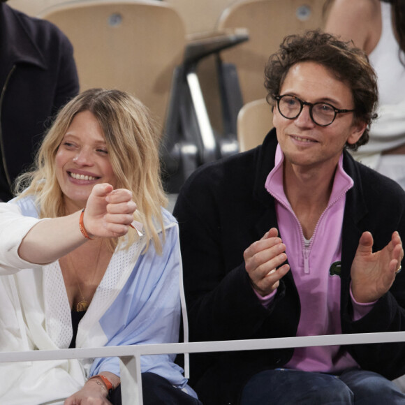 Le chanteur Raphaël, sa compagne Mélanie Thierry et leurs enfants Roman et Aliocha Haroche - Célébrités dans les tribunes des Internationaux de France de tennis de Roland Garros 2024 à Paris, le 29 mai 2024. © Moreau / Jacovides / Bestimage 