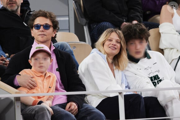 Le chanteur Raphaël, sa compagne Mélanie Thierry et leurs enfants Roman et Aliocha Haroche - Célébrités dans les tribunes des Internationaux de France de tennis de Roland Garros 2024 à Paris, le 29 mai 2024. © Moreau / Jacovides / Bestimage 