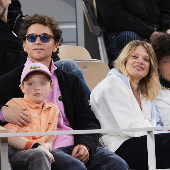 Le chanteur Raphaël, sa compagne Mélanie Thierry et leurs enfants Roman et Aliocha Haroche - Célébrités dans les tribunes des Internationaux de France de tennis de Roland Garros 2024 à Paris, le 29 mai 2024. © Moreau / Jacovides / Bestimage 