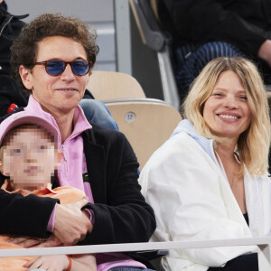 Le chanteur Raphaël, sa compagne Mélanie Thierry et leurs enfants Roman et Aliocha Haroche - Célébrités dans les tribunes des Internationaux de France de tennis de Roland Garros 2024 à Paris, le 29 mai 2024. © Moreau / Jacovides / Bestimage 