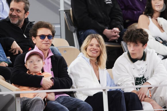 Le chanteur Raphaël, sa compagne Mélanie Thierry et leurs enfants Roman et Aliocha Haroche - Célébrités dans les tribunes des Internationaux de France de tennis de Roland Garros 2024 à Paris, le 29 mai 2024. © Moreau / Jacovides / Bestimage 