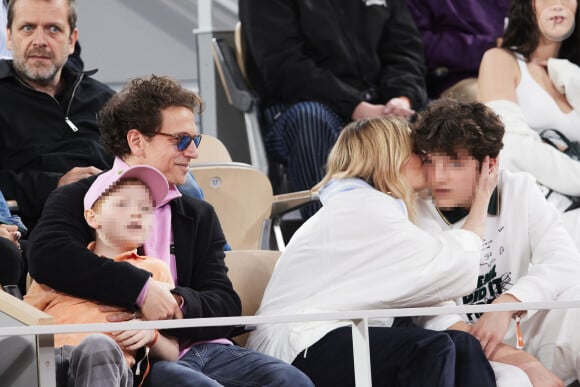 Le chanteur Raphaël, sa compagne Mélanie Thierry et leurs enfants Roman et Aliocha Haroche - Célébrités dans les tribunes des Internationaux de France de tennis de Roland Garros 2024 à Paris, le 29 mai 2024. © Moreau / Jacovides / Bestimage 