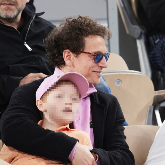 Le chanteur Raphaël, sa compagne Mélanie Thierry et leurs enfants Roman et Aliocha Haroche - Célébrités dans les tribunes des Internationaux de France de tennis de Roland Garros 2024 à Paris, le 29 mai 2024. © Moreau / Jacovides / Bestimage 