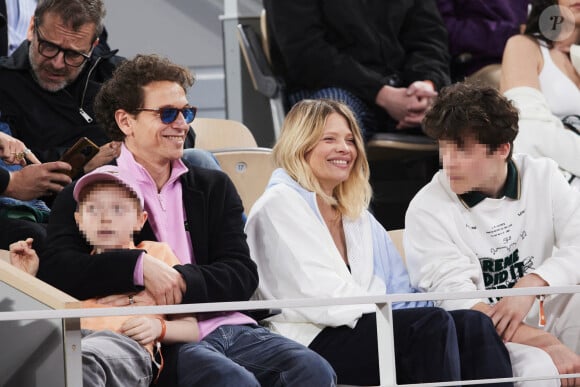 Raphaël et Mélanie Thierry étaient venu assister au match de Carlos Alcaraz au sein du ccélèbre tournoi de tennis parisien
Le chanteur Raphaël, sa compagne Mélanie Thierry et leurs enfants Roman et Aliocha Haroche - Célébrités dans les tribunes des Internationaux de France de tennis de Roland Garros 2024 à Paris, le 29 mai 2024. © Moreau / Jacovides / Bestimage 