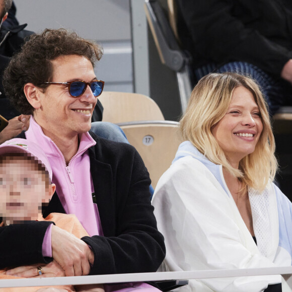 Raphaël et Mélanie Thierry étaient venu assister au match de Carlos Alcaraz au sein du ccélèbre tournoi de tennis parisien
Le chanteur Raphaël, sa compagne Mélanie Thierry et leurs enfants Roman et Aliocha Haroche - Célébrités dans les tribunes des Internationaux de France de tennis de Roland Garros 2024 à Paris, le 29 mai 2024. © Moreau / Jacovides / Bestimage 