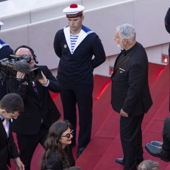 Avec son équipe, il a fait la montée des marches du Festival de Cannes et les regards se sont notamment braqués sur Sofia Ribes
Clovis Cornillac, Artus, Marc Riso et l'équipe du film "Un p'tit truc en plus" - Montée des marches du film " Le comte de Monte-Cristo " lors du 77ème Festival International du Film de Cannes, au Palais des Festivals à Cannes. Le 22 mai 2024 © Ivanka Voisin / Pool Cannes / Bestimage