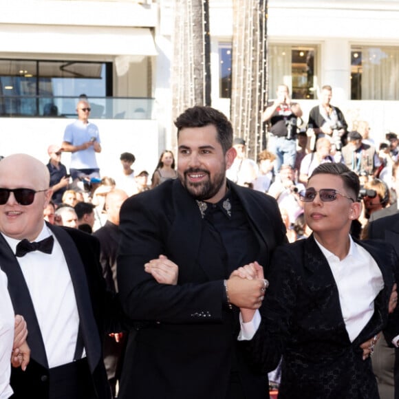 Alice Belaidi, Artus, Clovis Cornillac, Marc Riso et l'équipe du film "Un p'tit truc en plus" - Montée des marches du film " Le comte de Monte-Cristo " lors du 77ème Festival International du Film de Cannes, au Palais des Festivals à Cannes. Le 22 mai 2024 © Jacovides-Moreau / Bestimage