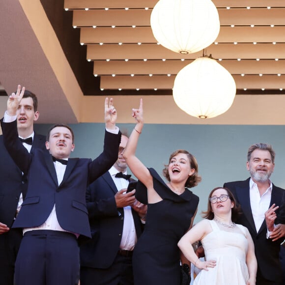 Clovis Cornillac, Artus, Marc Riso et l'équipe du film "Un p'tit truc en plus" - Montée des marches du film " Le comte de Monte-Cristo " lors du 77ème Festival International du Film de Cannes, au Palais des Festivals à Cannes. Le 22 mai 2024 © Jacovides-Moreau / Bestimage