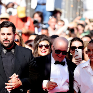 Clovis Cornillac, Artus, Alice Belaidi et l'équipe du film "Un p'tit truc en plus" - Montée des marches du film " Le comte de Monte-Cristo " lors du 77ème Festival International du Film de Cannes, au Palais des Festivals à Cannes. Le 22 mai 2024 © Jacovides-Moreau / Bestimage