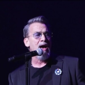 BFMTV dévoile des images de Florent Pagny sur la scène de la salle Pleyel à Paris lors d'un concert caritatif.