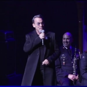 BFMTV dévoile des images de Florent Pagny sur la scène de la salle Pleyel à Paris lors d'un concert caritatif.