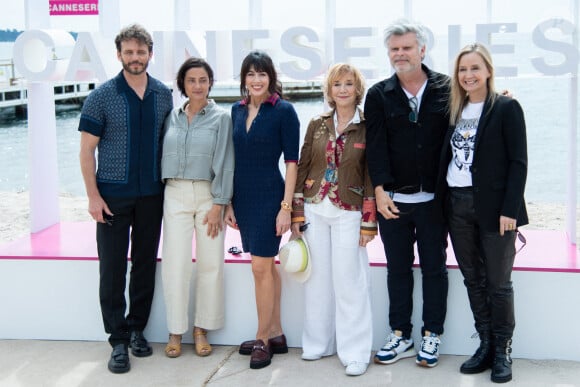 Mais pour les besoins du tournage de ''Brocéliande'', la série bretonne de TF1 qu'elle porte, la chanteuse a dû s'éloigner de sa petite famille...
Catherine Marchal, Arnaud Binard, Nolwenn Leroy, Marie-Anne Chazel et les producteurs présents au Photocall de "Brocéliande" dans le cadre du 7ème Festival International CannesSeries, le 7 avril 2024. Aurore Marechal/ABACAPRESS.COM