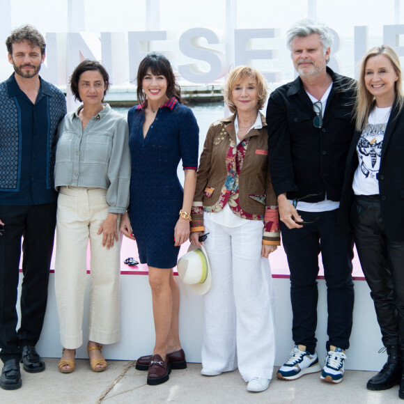 Mais pour les besoins du tournage de ''Brocéliande'', la série bretonne de TF1 qu'elle porte, la chanteuse a dû s'éloigner de sa petite famille...
Catherine Marchal, Arnaud Binard, Nolwenn Leroy, Marie-Anne Chazel et les producteurs présents au Photocall de "Brocéliande" dans le cadre du 7ème Festival International CannesSeries, le 7 avril 2024. Aurore Marechal/ABACAPRESS.COM