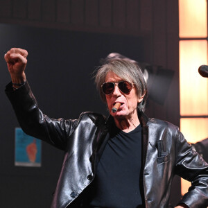 Jacques Dutronc et Thomas Dutronc en showcase de leur tournée "Dutronc & Dutronc" au Centre Evénementiel de Courbevoie le 11 avril 2022. Jacques et Thomas Dutronc se rejoignent sur scène pour une tournée unique ! Père et fils, monstres sacrés de la scène française, vous donnent rendez-vous pour des concerts exceptionnels sous le signe du partage et de la complicité. Deux artistes hors du commun à retrouver sur les routes de France. © Coadic Guirec/Bestimage