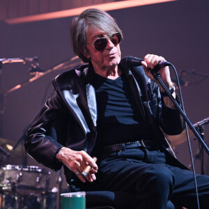 Jacques Dutronc et Thomas Dutronc en showcase de leur tournée "Dutronc & Dutronc" au Centre Evénementiel de Courbevoie le 11 avril 2022. Jacques et Thomas Dutronc se rejoignent sur scène pour une tournée unique ! Père et fils, monstres sacrés de la scène française, vous donnent rendez-vous pour des concerts exceptionnels sous le signe du partage et de la complicité. Deux artistes hors du commun à retrouver sur les routes de France. © Coadic Guirec/Bestimage