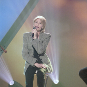 Archives - En France, à Paris, sur le plateau de l'émission "MTV'S French Link", Françoise Hardy accompagnée à la guitare par son fils Thomas Dutronc