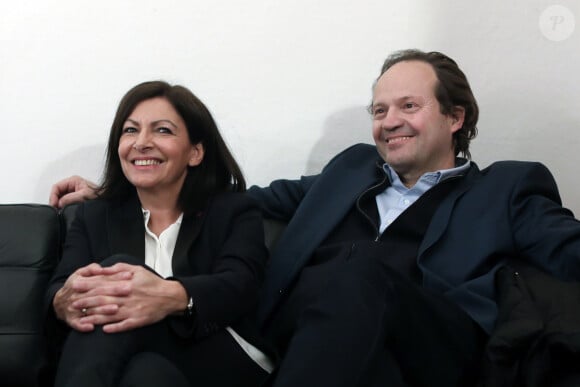 La maire de Paris et candidate à sa réélection Anne Hidalgo auprès de son mari, Jean-Marc Germain, ancien député PS, dans les coulisses d'un meeting de campagne au Théâtre du Gymnase, à l'approche des élections municipales de mars 2020 en France, à Paris, le 2 mars 2020. Stéphane Lemouton / Bestimage