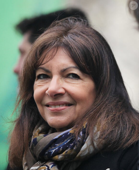 Jean-Marc Germain a été interrogé sur les relations entre Anne Hidalgo et leur fils dans le magazine "Vogue"
Anne Hidalgo et son mari Jean-Marc Germain assistent en amoureux au Marathon de Paris 2023 le 2 avril 2023.