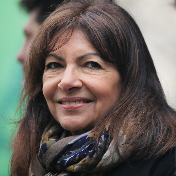 Jean-Marc Germain a été interrogé sur les relations entre Anne Hidalgo et leur fils dans le magazine "Vogue"
Anne Hidalgo et son mari Jean-Marc Germain assistent en amoureux au Marathon de Paris 2023 le 2 avril 2023.