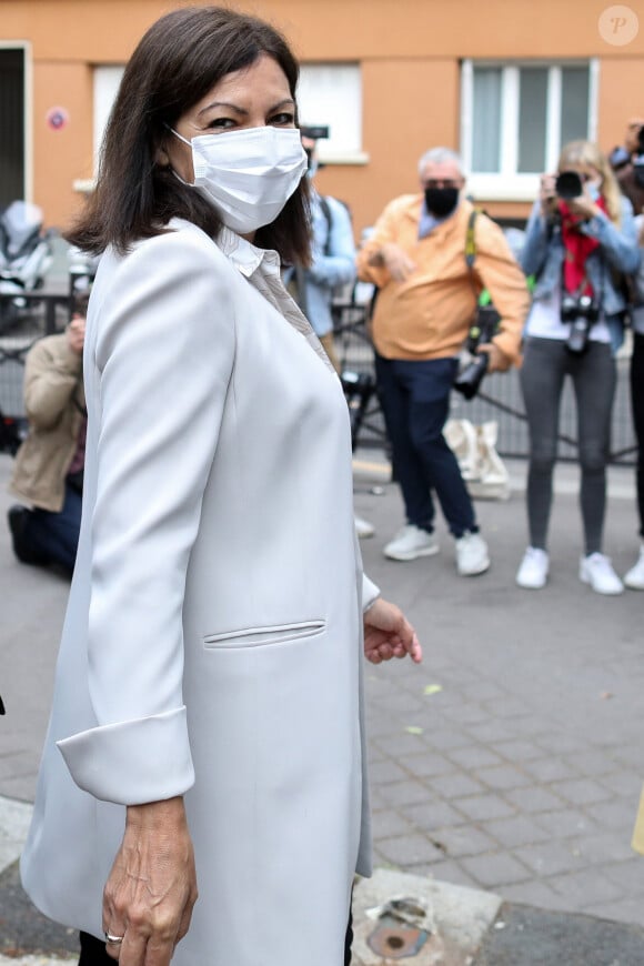 Anne Hidalgo (Maire de Paris), candidate du parti socialiste, à sa réélection est allée voter dans le 15ème arrondissement de Paris avec son mari Jean-Marc Germain pour le second tour de la campagne des élections municipales à Paris, le 28 juin 2020. Stéphane Lemouton / Bestimage 