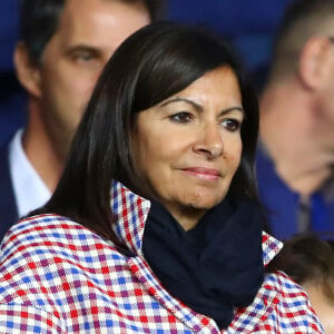 Anne Hidalgo a débuté sa carrière politique lorsqu'elle a rejoint le parti socialiste
Anne Hidalgo, maire de Paris dans les tribunes lors du match UEFA Ligue des Champions groupe A, opposant le Paris Saint-Germain (PSG) au Real Madrid au Parc des Princes à Paris, France. Le PSG a gagné 3-0. © Gwendoline Le Goff/Panoramic/Bestimage 