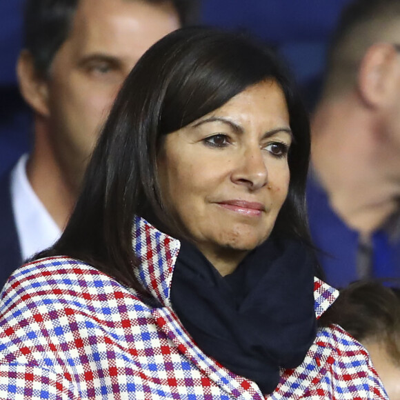 Anne Hidalgo a débuté sa carrière politique lorsqu'elle a rejoint le parti socialiste
Anne Hidalgo, maire de Paris dans les tribunes lors du match UEFA Ligue des Champions groupe A, opposant le Paris Saint-Germain (PSG) au Real Madrid au Parc des Princes à Paris, France. Le PSG a gagné 3-0. © Gwendoline Le Goff/Panoramic/Bestimage 