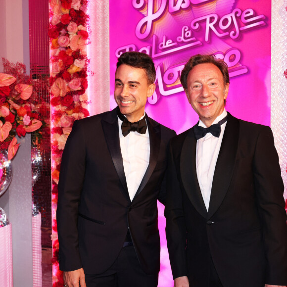 Ce dernier lui a organisé une fête surprise.
Stephane Bern et son compagnon Yori Bailleres - Bal de la Rose "Disco" 2024 au profit de la Fondation Princesse Grace dans la Salle des Étoiles du Sporting Monte-Carlo à Monaco le 23 mars 2024. © JC Vinaj / Pool Monaco / Bestimage