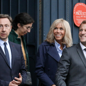 Stéphane Bern, Brigitte Macron, le président Emmanuel Macron lors d'une rencontre avec les habitants de Illiers-Combray en Eure-et-Loir après la visite du Musée Marcel Proust - Maison de Tante Léonie le 15 septembre 2021. © Stéphane Lemouton / Bestimage