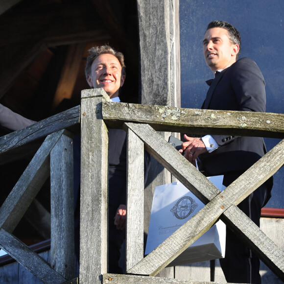 Semi Exclusif - Stéphane Bern et son compagnon Yori Bailleres lors de la fête de la fleur et l'intronisation de personnalités commandeurs et ambassadeurs par la Commanderie du Bontemps au Château Smith Haut Lafitte à Martillac le 27 avril 2023. Anciens champions de ski alpin, collectionneurs d’art, Florence et Daniel Cathiard ont acquis le Château Smith Haut Lafitte en 1990 avec la ferme intention de perpétuer la tradition d’excellence de ce noble cru classé de Graves. Avant de s’investir dans les vignes, les deux anciens sportifs de haut niveau ont eu une vie professionnelle bien remplie : Daniel Cathiard reprend le groupe d’alimentation familial Genty-Cathiard qui deviendra en 20 ans un des acteurs majeurs de la grande distribution dans le Sud-Ouest. Florence Cathiard, diplômée de lettres, d'anglais et de sciences politiques, décide de créer son agence de publicité. En 1976, Daniel, aux côtés de Florence, lance l’enseigne Go sport, précurseur dans le commerce de vêtements de sport.A la fin des années 80, Daniel revend son entreprise Genty-Cathiard puis le couple réinvestit dans les 60 hectares de Smith Haut Lafitte, achetés 250 millions de francs (38 millions d’euros) au négociant britannique Brent Walker. Peu à peu ils enrichissent le domaine : parcours d’œuvres d’art, spa, centre de remise en forme, hôtel et restaurant gastronomique. La Commanderie du Bontemps est un rassemblement des grandes activités vinicoles : vignerons, courtiers, négociants. La Commanderie doit son caractère à la volonté de ses membres d’être en toute circonstance les hommes et les femmes au service de la Qualité, qui travaillent pour le renom de tous les vins de Médoc et Graves, Sauternes et Barsac, et pour tous les vins de Bordeaux. © Fabien Cottereau / Patrick Bernard / Bestimage  Semi Exclusive - No Web en Suisse / Belgique The Commanderie du Bontemps organised the flower festival at Château Smith Haut Lafitte and inducted commanders and ambassadors in the presence of Prince Albert II of Monaco on april 27th 2023 