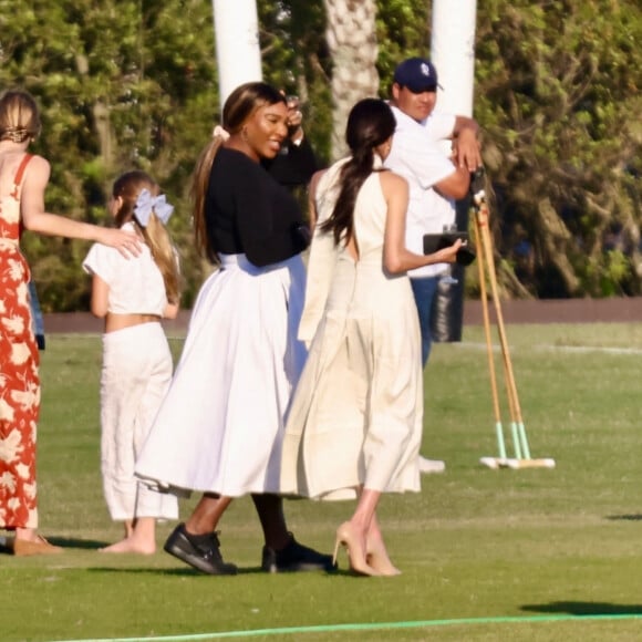 Meghan Markle a fait sensation dans une robe blanche et des talons imposants alors qu'elle et le prince Harry assistaient au Royal Salute Polo Challenge à Miami avec Serena Williams. Le couple heureux était entouré d'une équipe de tournage de la nouvelle émission Netflix de Duke sur ce sport élitiste.