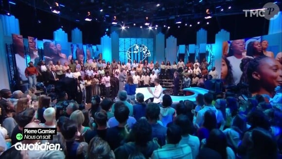 Pierre Garnier est venu interpréter le 3 juin 2024 son titre sur le plateau de "Quotidien", accompagné d'un groupe de gospel