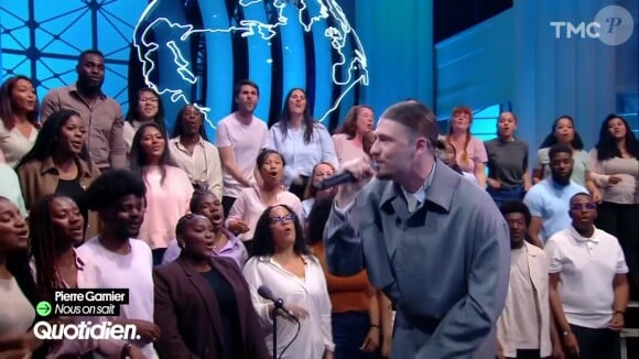 Pierre Garnier est venu interpréter le 3 juin 2024 son titre sur le plateau de "Quotidien", accompagné d'un groupe de gospel