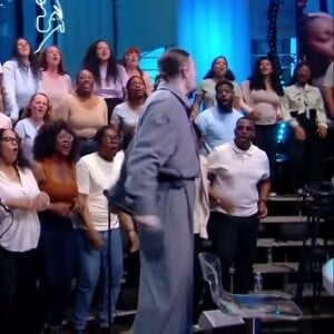 Pierre Garnier est venu interpréter le 3 juin 2024 son titre sur le plateau de "Quotidien", accompagné d'un groupe de gospel