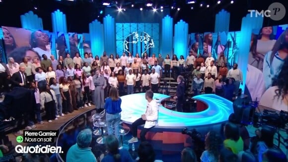 Pierre Garnier est venu interpréter le 3 juin 2024 son titre sur le plateau de "Quotidien", accompagné d'un groupe de gospel