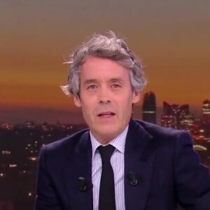 Yann Barthès annonce Pierre Garnier qui va interpréter "Nous on sait" sur le plateau de "Quotidien" accompagné d'un groupe de gospel