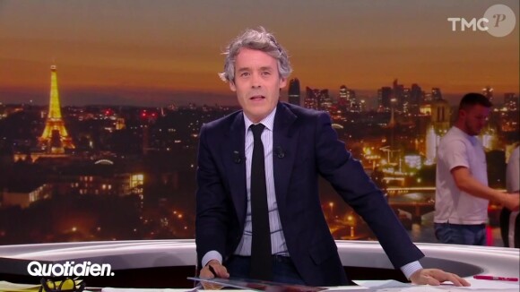 Yann Barthès annonce Pierre Garnier qui va interpréter "Nous on sait" sur le plateau de "Quotidien" accompagné d'un groupe de gospel