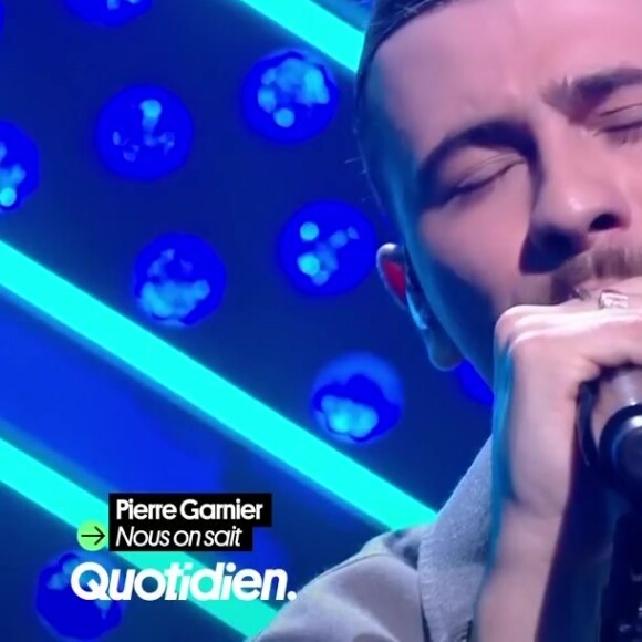 Pierre Garnier interprète "Nous on sait" sur le plateau de "Quotidien" accompagné d'un groupe de gospel