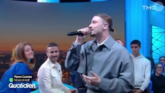 Pierre Garnier interprète "Nous on sait" sur le plateau de "Quotidien" accompagné d'un groupe de gospel