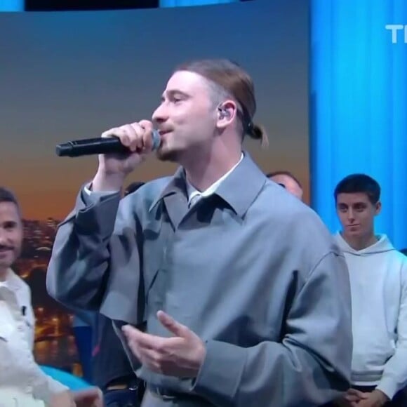 Pierre Garnier interprète "Nous on sait" sur le plateau de "Quotidien" accompagné d'un groupe de gospel