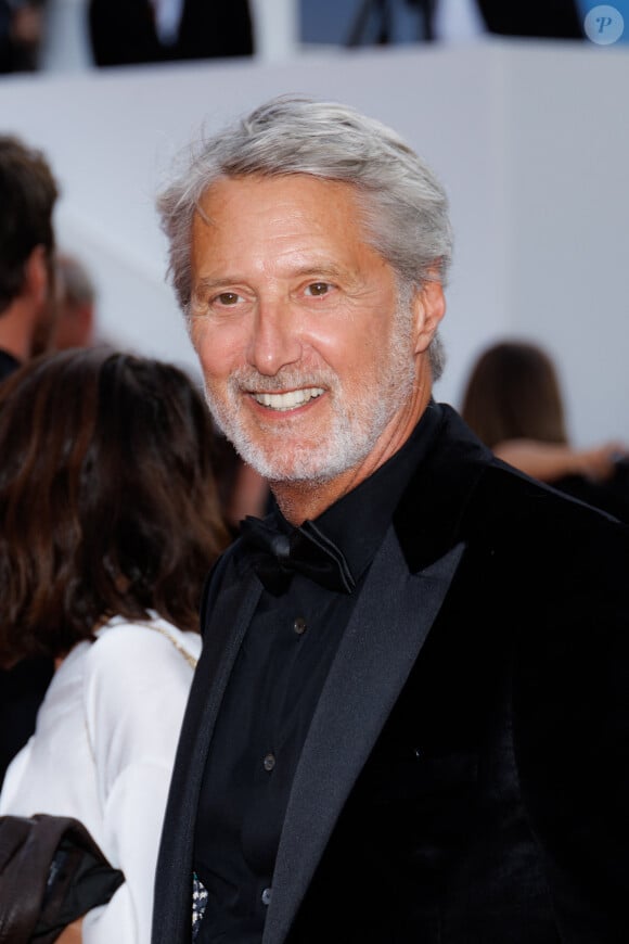 Antoine de Caunes - Montée des marches du film " La plus précieuse des marchandises " lors du 77ème Festival International du Film de Cannes, au Palais des Festivals à Cannes. Le 24 mai 2024 © Jacovides-Moreau / Bestimage 