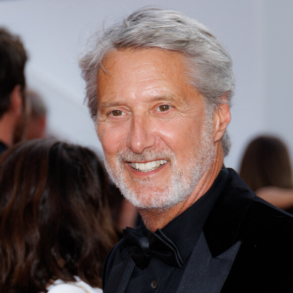 Antoine de Caunes - Montée des marches du film " La plus précieuse des marchandises " lors du 77ème Festival International du Film de Cannes, au Palais des Festivals à Cannes. Le 24 mai 2024 © Jacovides-Moreau / Bestimage 