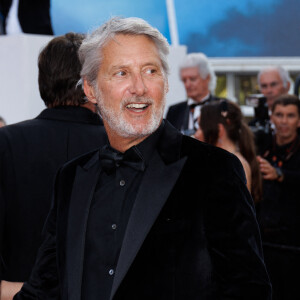 Antoine de Caunes - Montée des marches du film " La plus précieuse des marchandises " lors du 77ème Festival International du Film de Cannes, au Palais des Festivals à Cannes. Le 24 mai 2024 © Jacovides-Moreau / Bestimage 