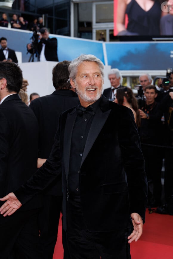 Antoine de Caunes - Montée des marches du film " La plus précieuse des marchandises " lors du 77ème Festival International du Film de Cannes, au Palais des Festivals à Cannes. Le 24 mai 2024 © Jacovides-Moreau / Bestimage 